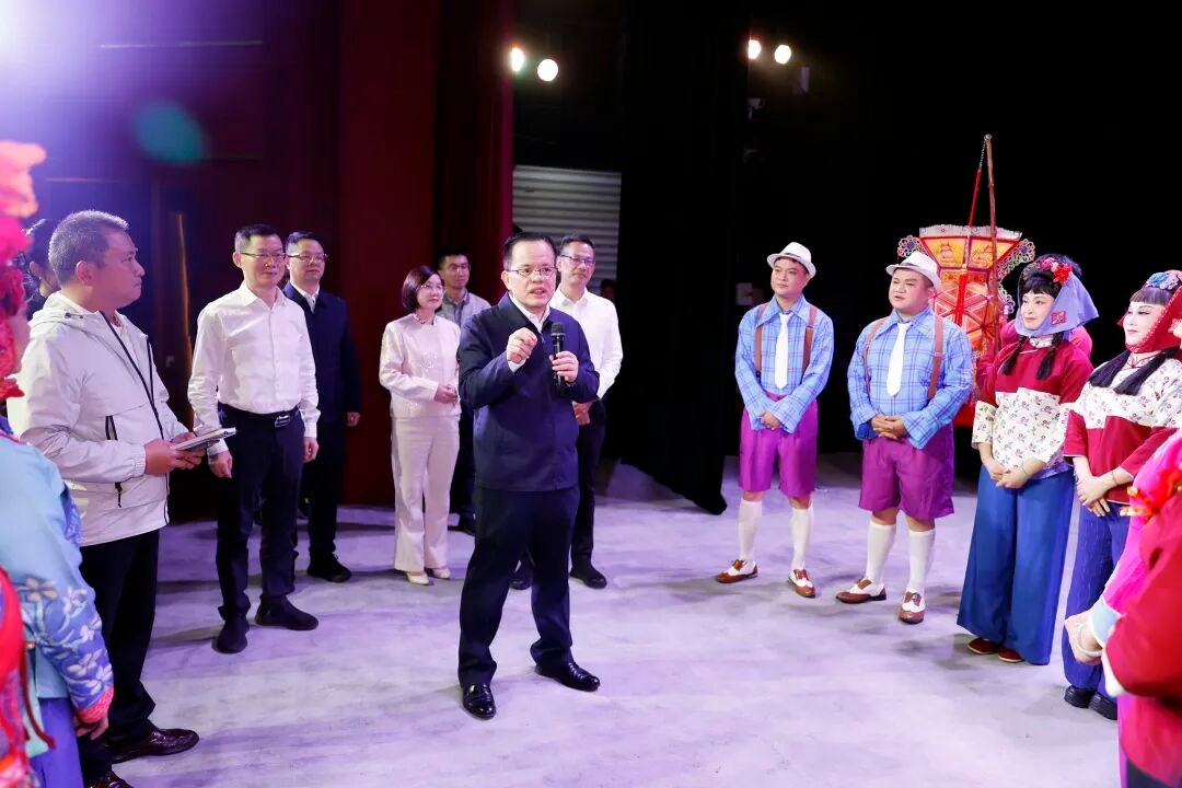 蔡战胜调研文化事业单位并召开座谈会